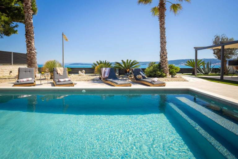 Beachfront Villa Tota with Pool — photo 2