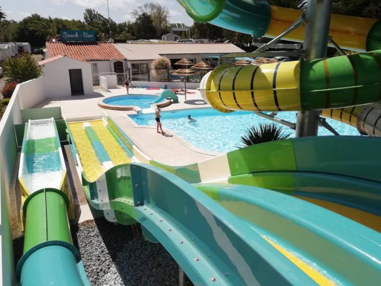 Mobile home with patio & heated pool — photo 2