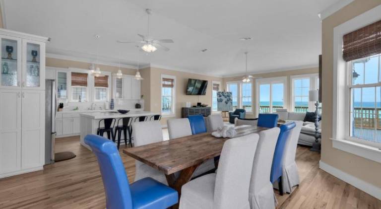 Vacation home with pool — photo 4
