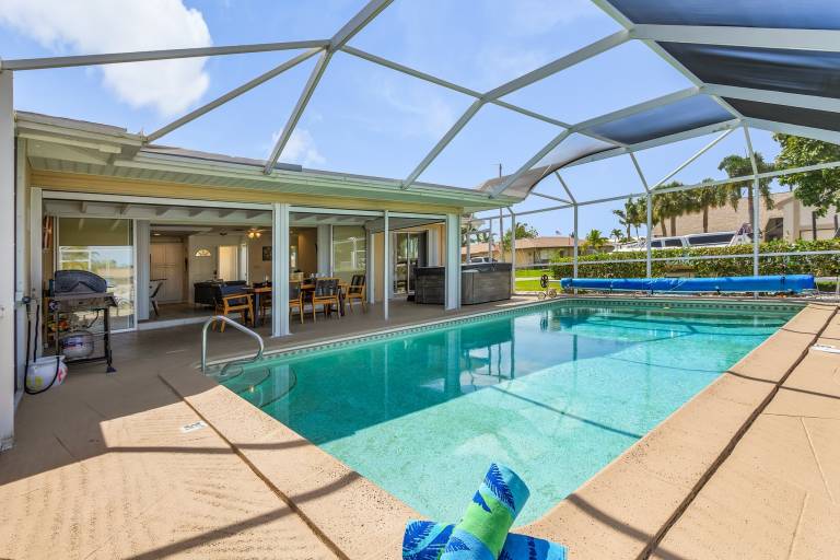 Vacation home with patio, private pool & barbecue | Water view — photo 3