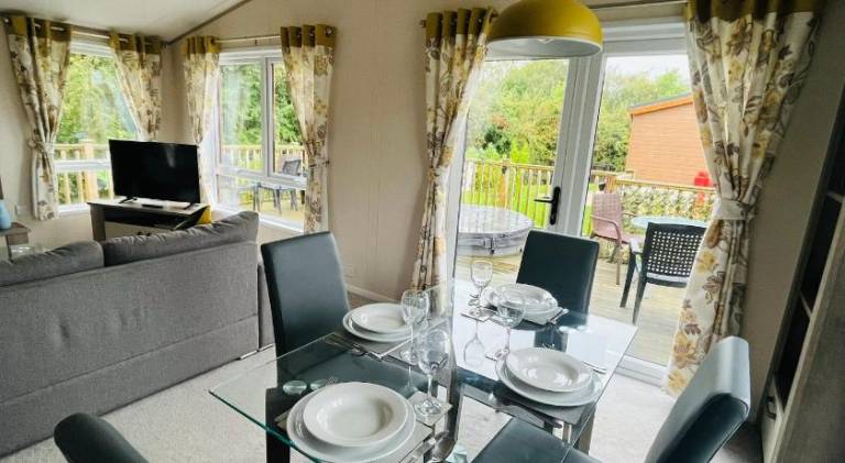 Lodge with terrace & hot tub — photo 4