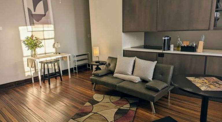 Modern Downtown Loft Walk to Convention Center in Richmond, BC