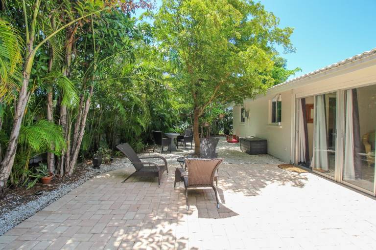 Zen 2 2 home 10 min from Siesta Key Palm Garden