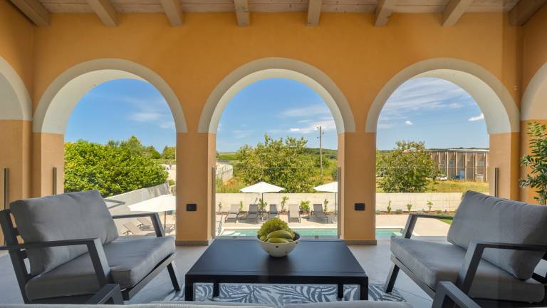 Villa with patio, yard & barbeque — photo 3