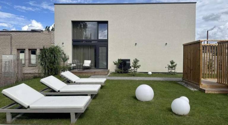Apartment with jacuzzi & patio — photo 3