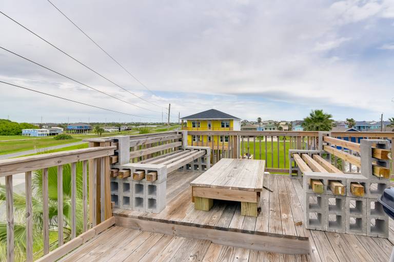 Rooftop Deck & Views! Pet-Friendly Galveston Home — photo 3