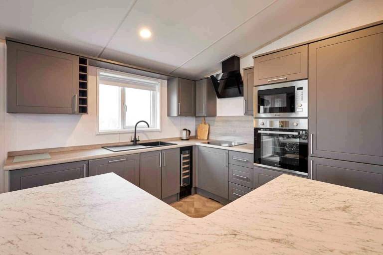 Luxury Lodge with Scenic Deck and Deer Views near Pickering in North Yorkshire — photo 4