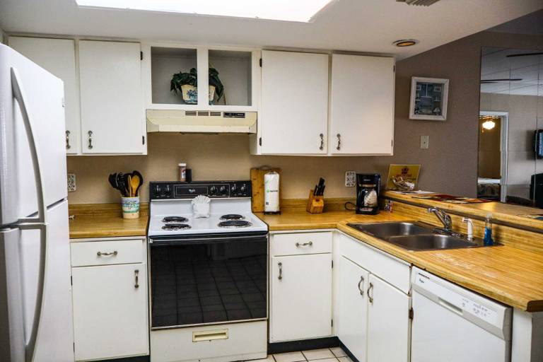 Fully equipped pleasant condo with pool & jacuzzi | Beach nearby | Pets allowed — photo 4