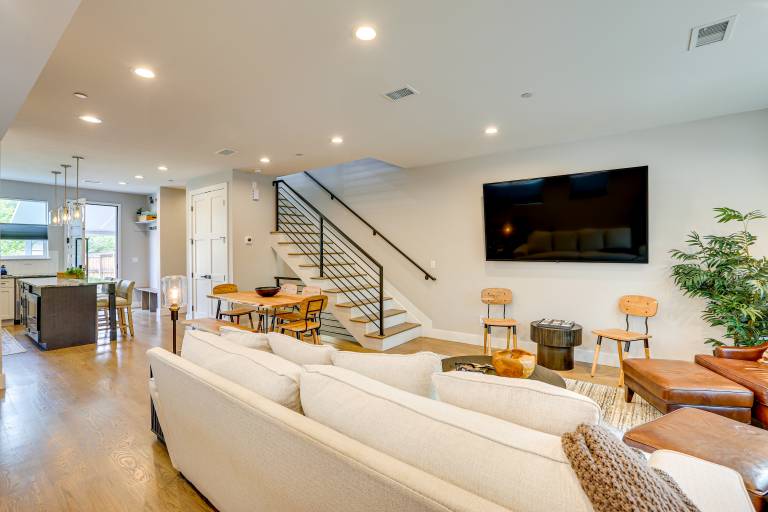 Hot Tub & Mtn-View Rooftop Deck: Golden Home — photo 4