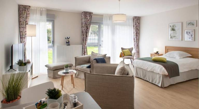 Beautiful serviced apartment with jacuzzi, sauna & patio | Pets allowed — photo 2