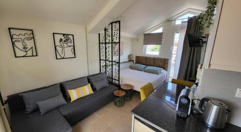 Apartment with patio — photo 2