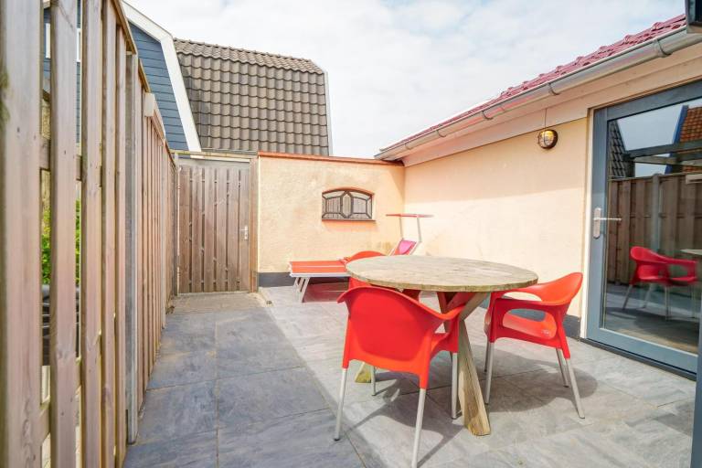 Vacation home with patio & garden — photo 3