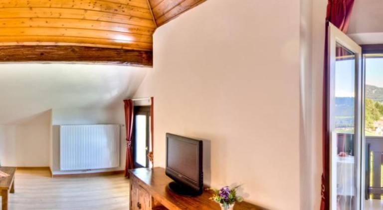 Serviced apartment with hot tub, garden & sauna | Pets allowed — photo 2