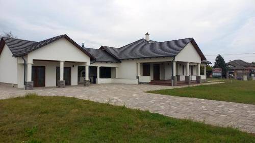 Apartment Levelek