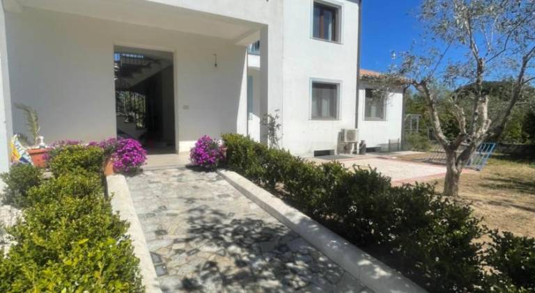 Holiday apartment with yard & patio | Pet-friendly — photo 3