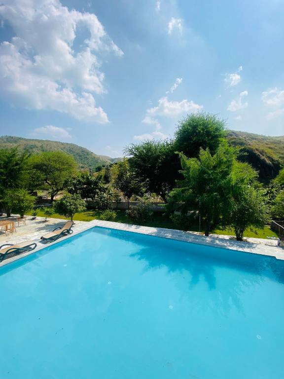 Wonderful villa with yard, pool & patio | Dogs allowed in Udaipur