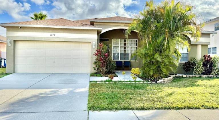 House with pool & jacuzzi in Brandon, FL