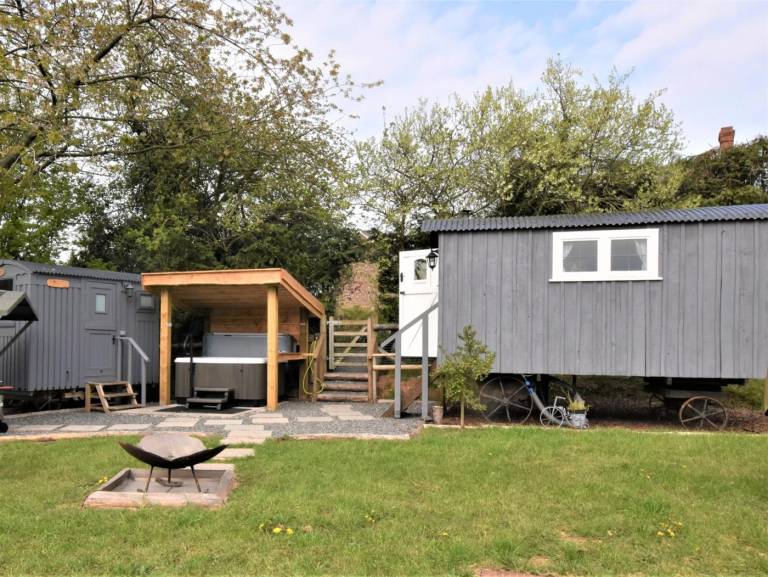 Cottage with yard & jacuzzi | Pet-friendly — photo 2