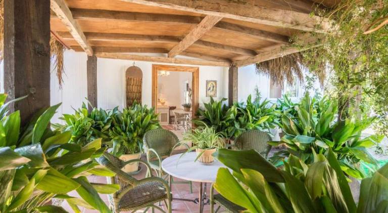 Vacation home with terrace & yard in Marbella