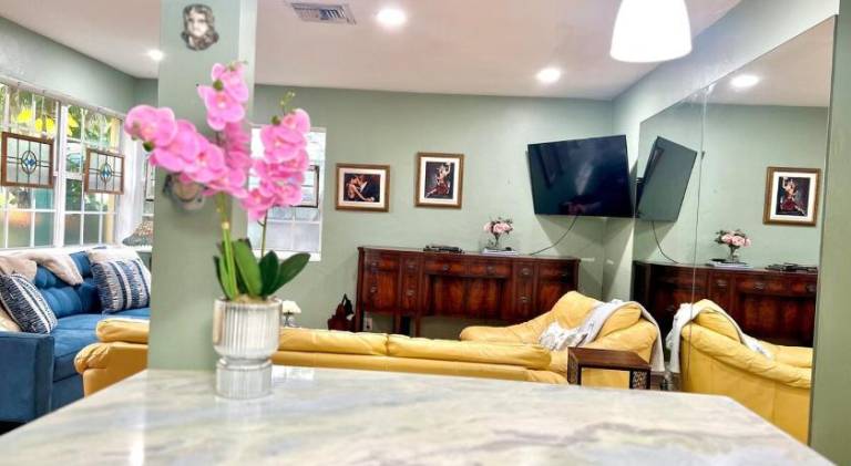 Vacation home with jacuzzi — photo 4