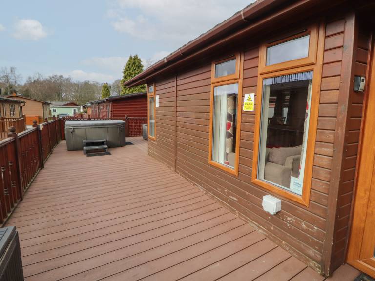 Family-oriented pleasant cottage with pool, jacuzzi & yard | Pet-friendly — photo 2