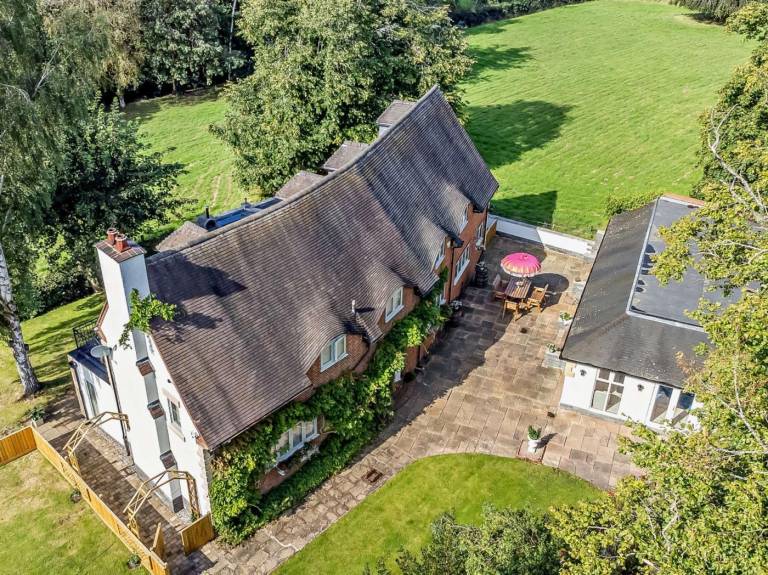 Fully equipped lovely cottage with garden, pool & BBQ | Pets allowed in Stafford