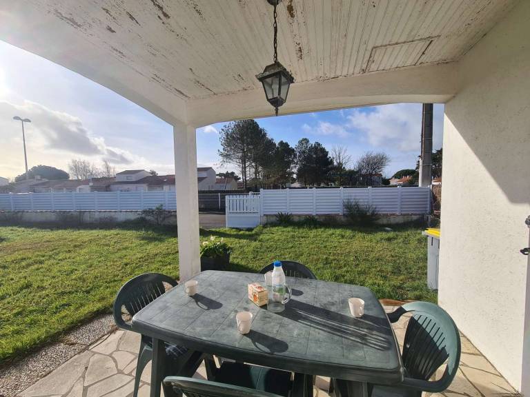 Vacation home with yard & grill — photo 3