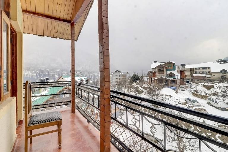 CozyNook Manali Balcony with 360 Mountain Views — photo 3