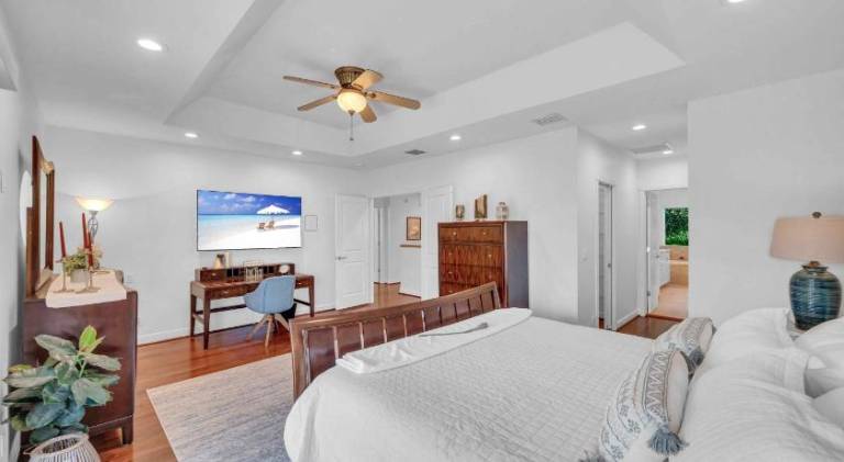 Vacation home with grill, yard & jacuzzi — photo 2