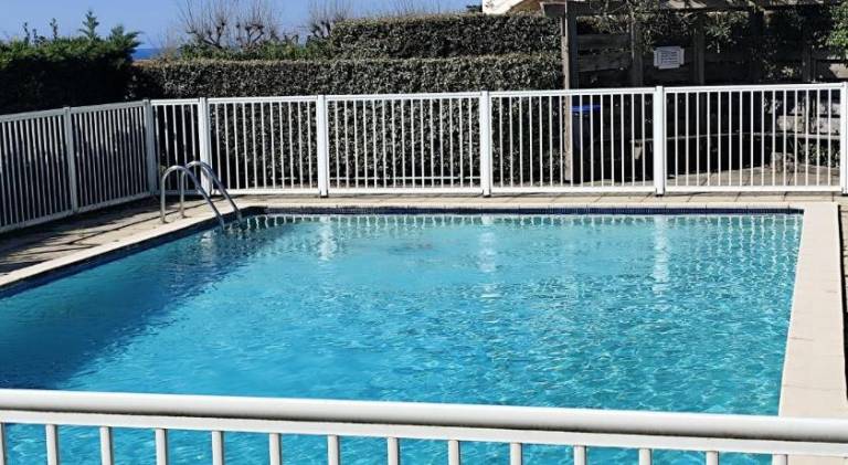 Apartment with pool — photo 5