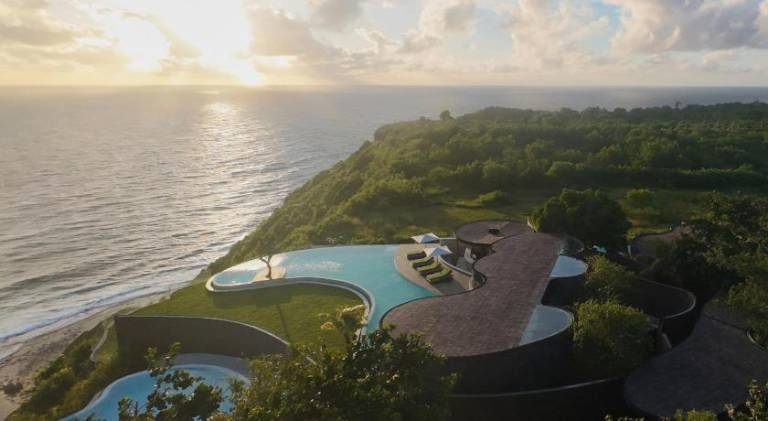 Ample villa with patio, garden & pool | Close to the beach | Suitable for remote work | Dogs allowed in Pecatu