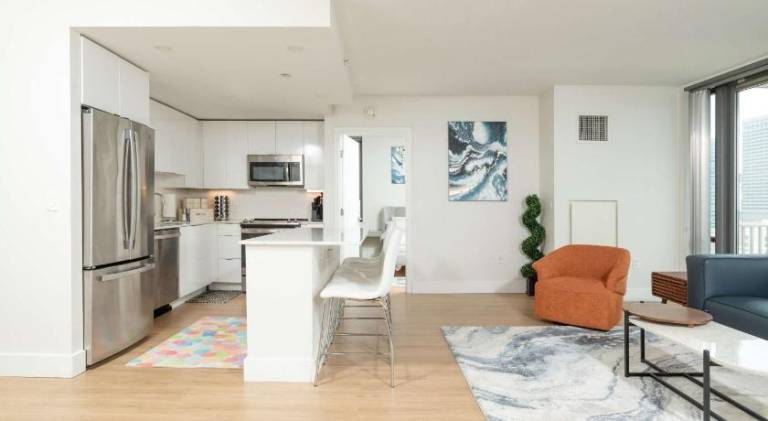Ample apartment with pool | Next to Beacon Hill | Pet-friendly — photo 2
