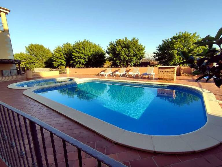 Apartment with pool — photo 3