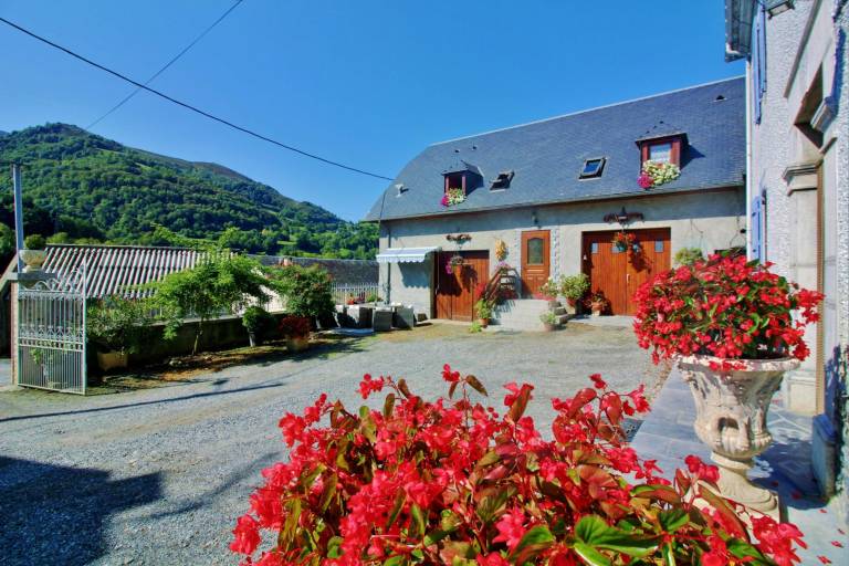 Gite with garden & BBQ in Lourdes