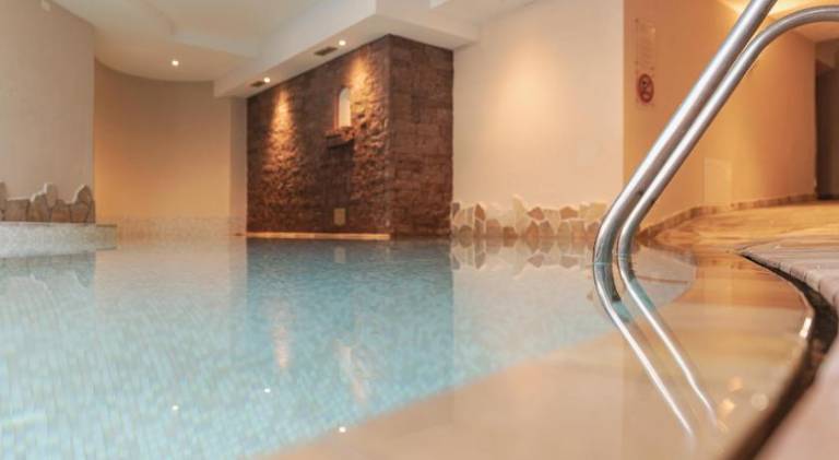 Serviced apartment with pool, garden & patio — photo 3