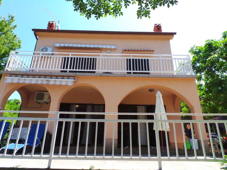 Apartment with terrace, yard & grill — photo 4
