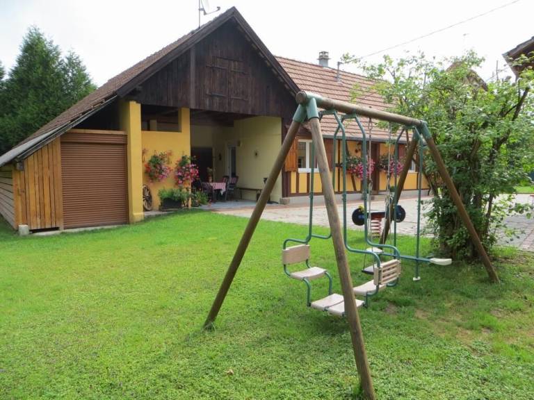 House with barbeque & garden | Garden view — photo 3