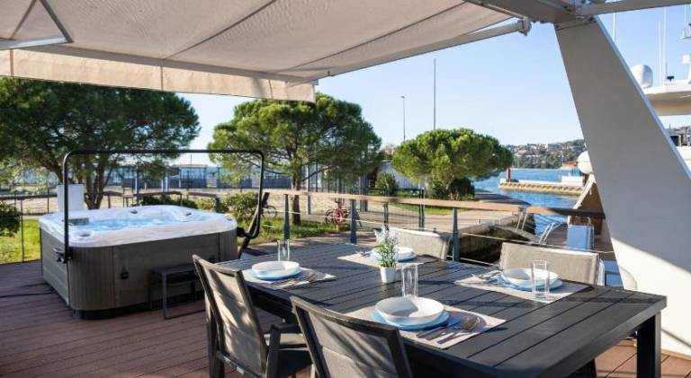 Lovely holiday apartment with hot tub & pool | Close to the beach | Dogs allowed — photo 4
