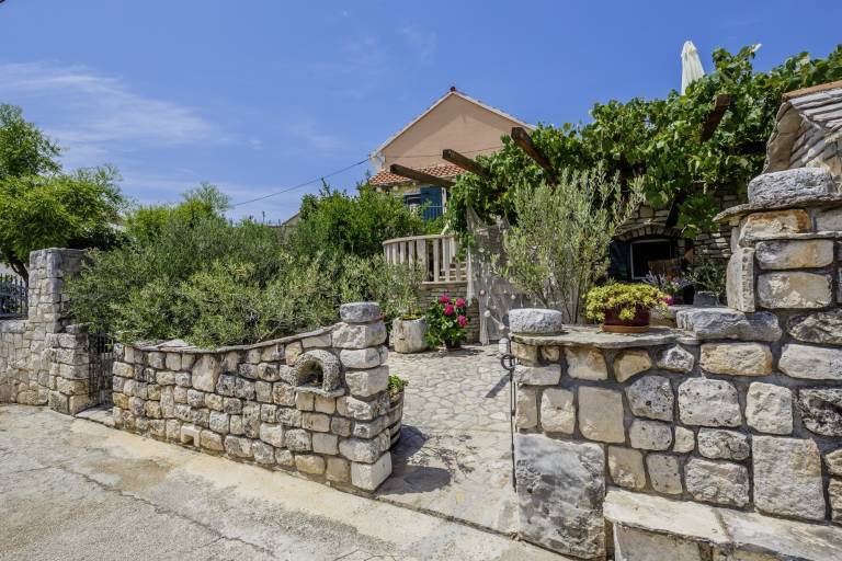 House with garden, BBQ & terrace | Mountain view in Makarska