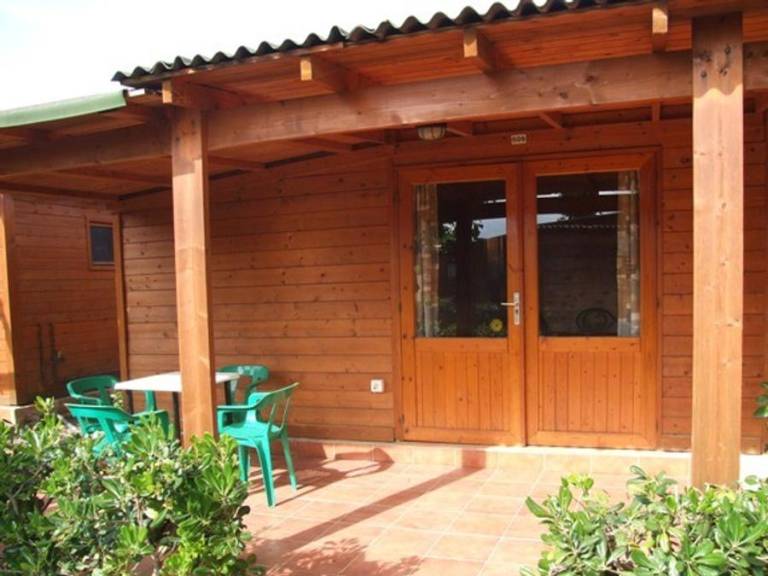 Bungalow with patio & pool — photo 4