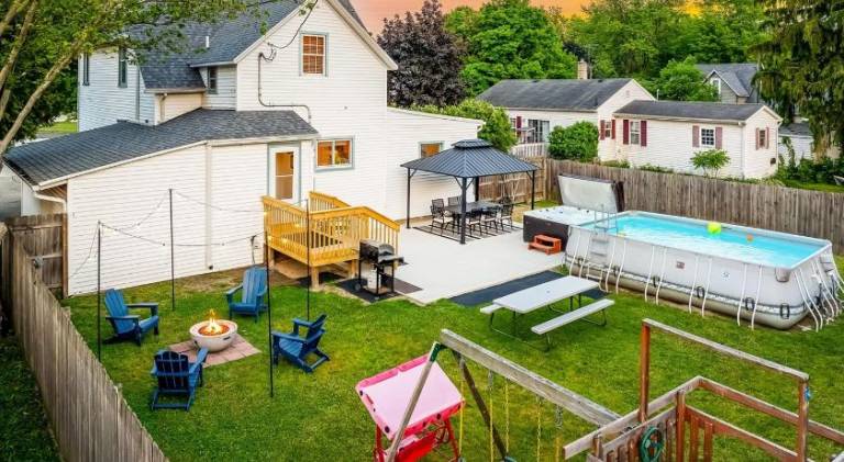 Vacation home with hot tub & pool — photo 5