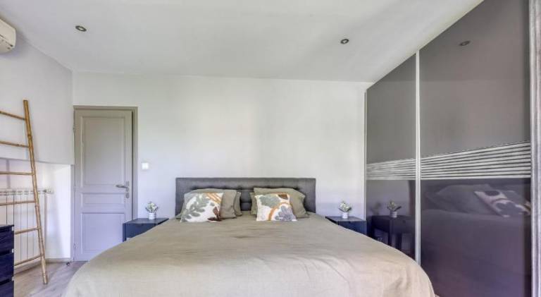 Vacation home with pool — photo 4