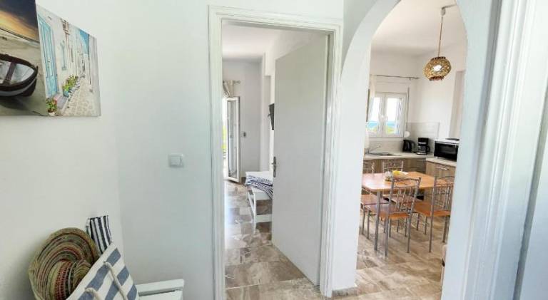 Pleasant serviced apartment with patio & yard | Dogs allowed — photo 4
