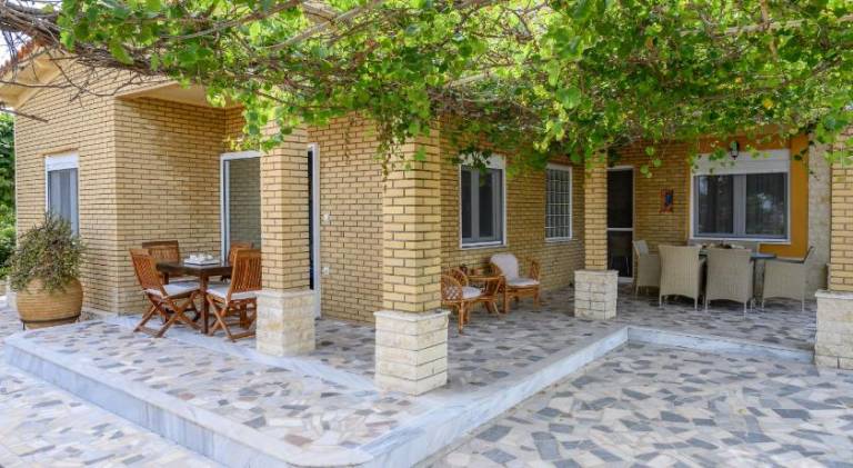 Holiday apartment with yard & terrace — photo 3