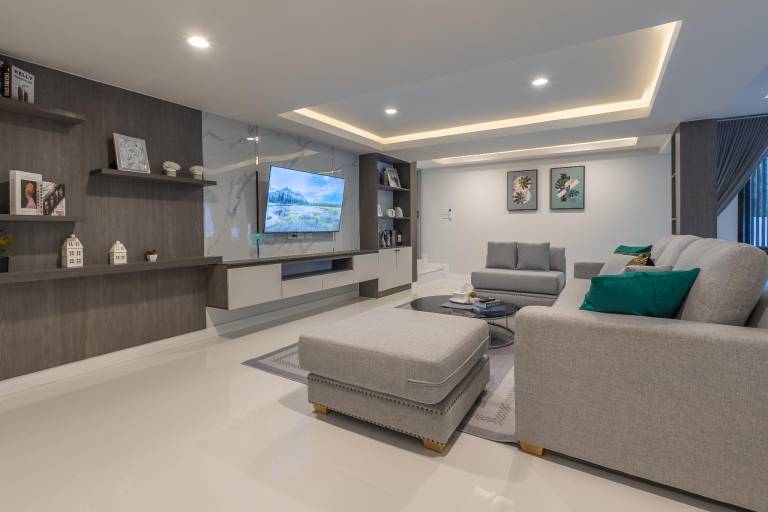 5-Bedroom Modern Light Luxury Villa with Pool Near Terminal 21 Beach, Pattaya City Center — photo 2