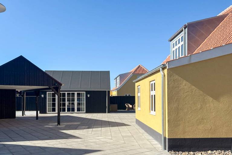House with yard & terrace — photo 3