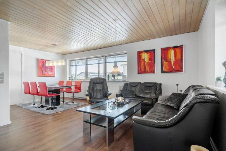 Apartment with patio, barbecue & yard — photo 4