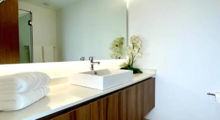 Serviced apartment with patio, yard & pool | Pets allowed — photo 2