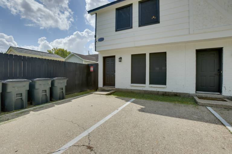 Pets Welcome! Humble Townhome 4 Mi to Airport — photo 3