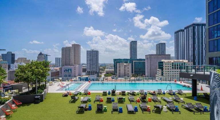 Beautiful rental apartment with jacuzzi & pool | Close to Bayside Marketplace | Perfect for remote work | Pet-friendly — photo 2